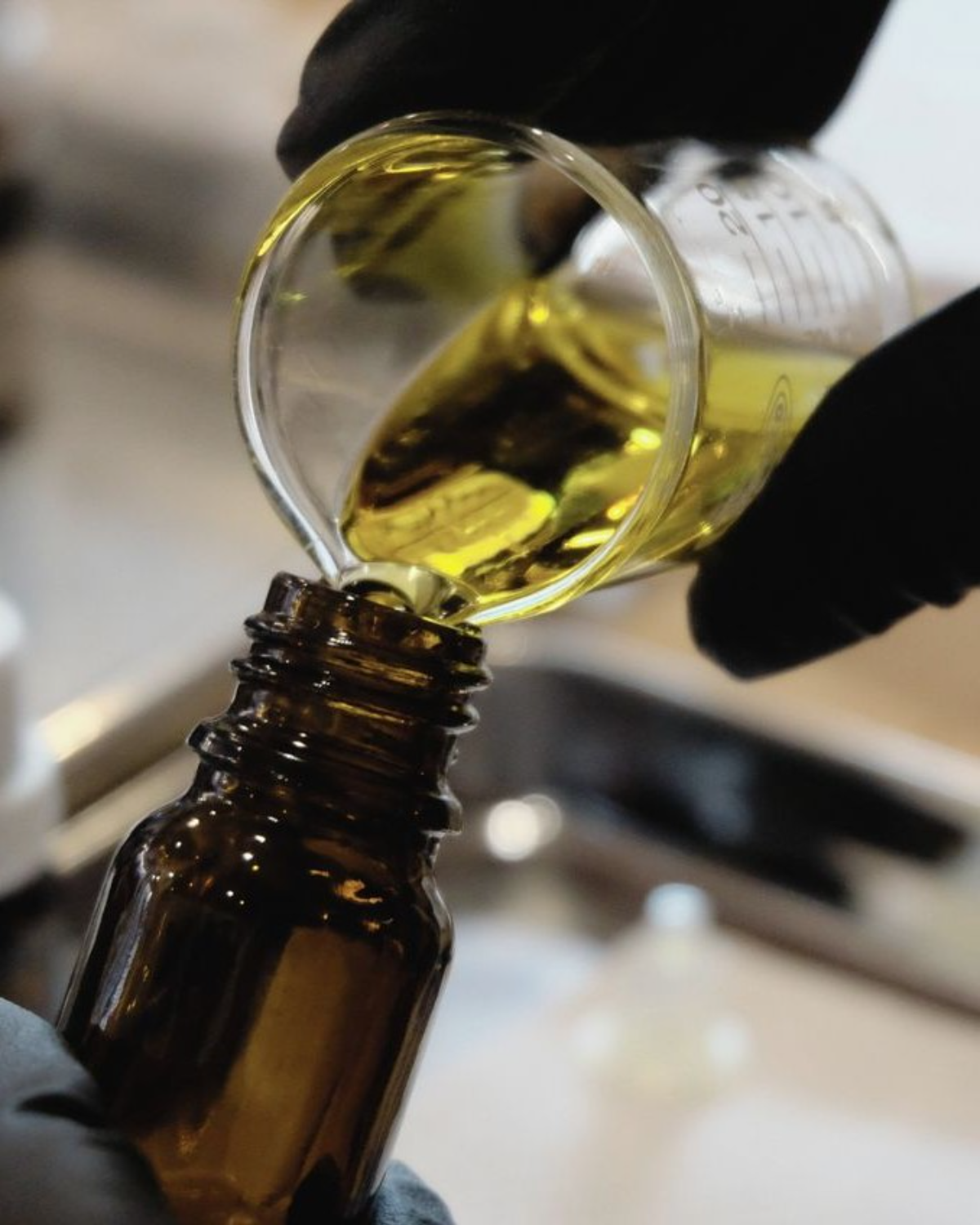 Trasvase de la fórmula al frasco ámbar en laboratorio